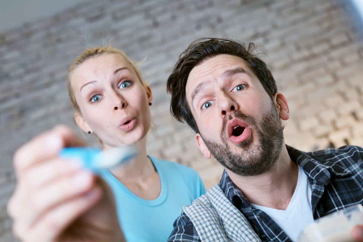 Padres primerizos alimentando a su bebe