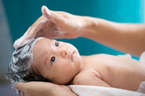 primer baño del bebe recién nacido junto a sus padres