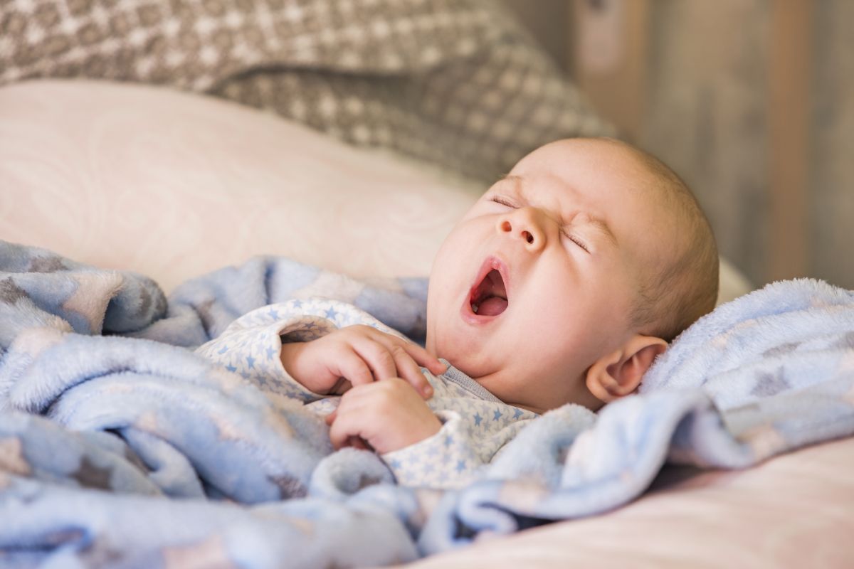 imagen de un bebe recién nacido durmiendo arropado.
