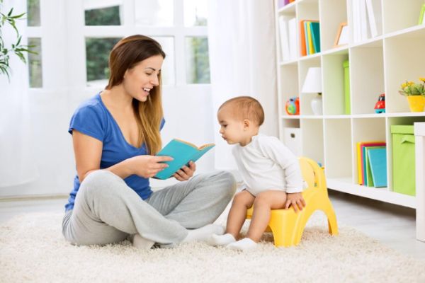 Mamá leyendo un libro a su bebé