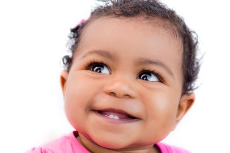 Bebé con sus primeros dientes de leche.