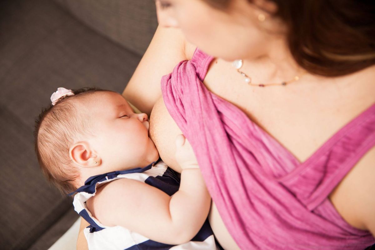 madre amamantando a su bebé