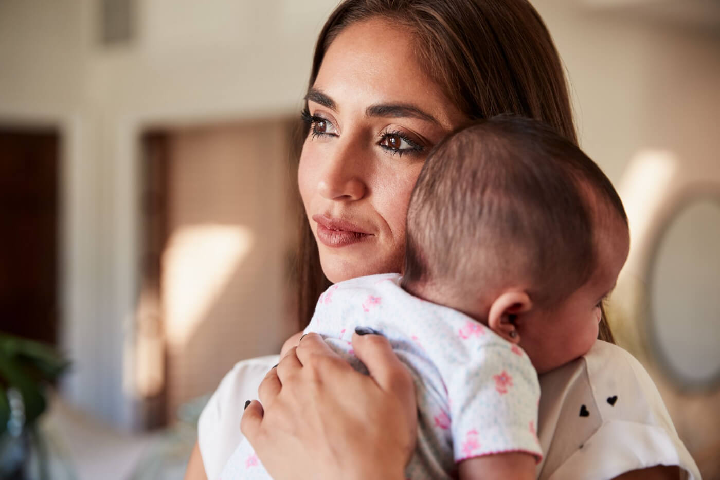 madre aliviando los cólicos de su bebé