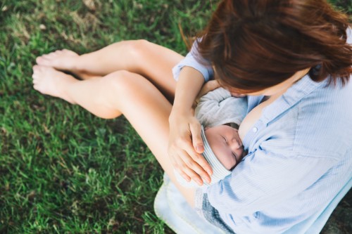 Madre primeriza dando de lactar a su bebe