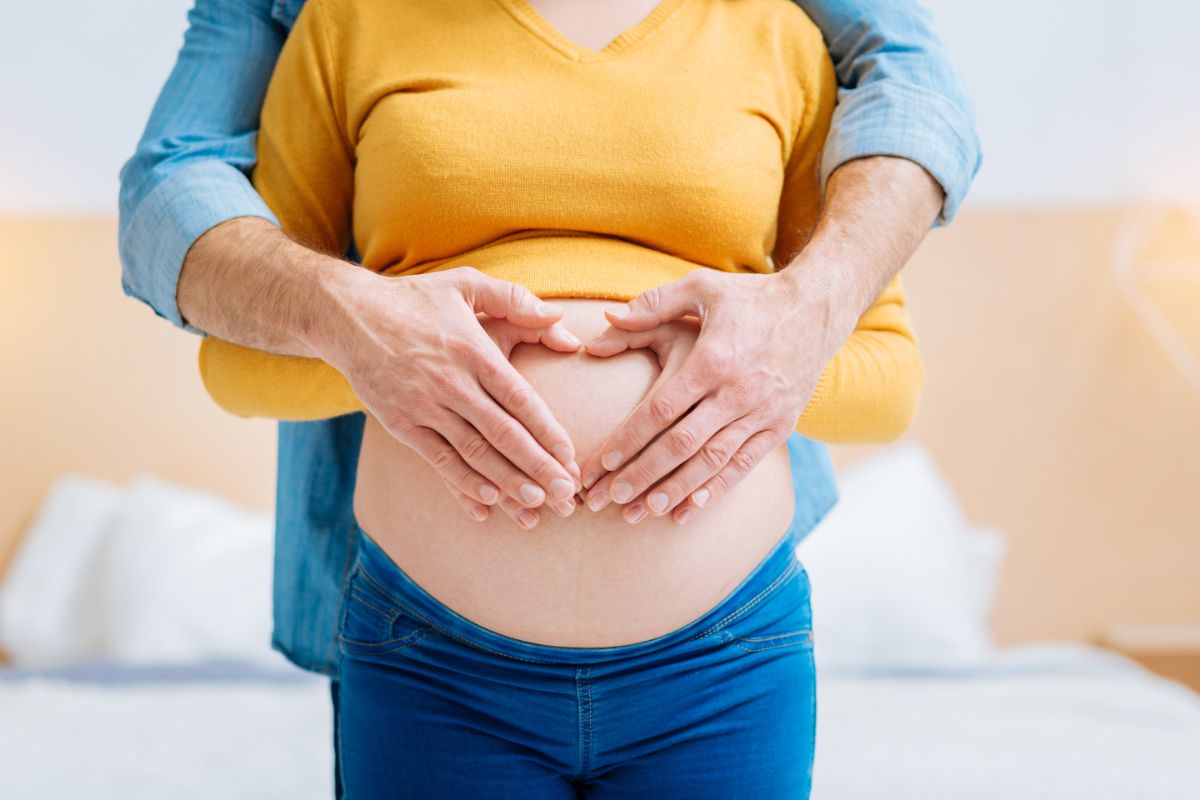 madre embarazada junto a su pareja esperando a su hijo