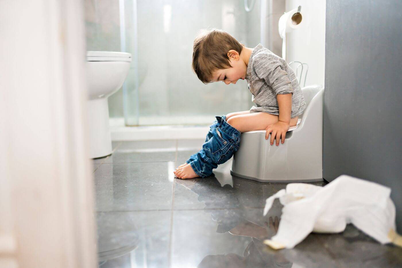 niño sentado en bacinilla practicando dejar el pañal