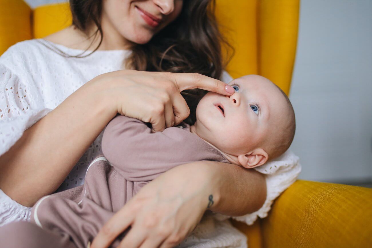 Madre jugando junto a su hija bebé